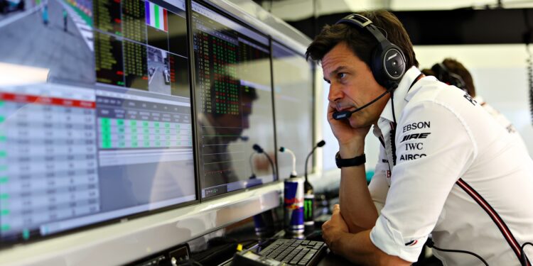 wolff noemt mercedes race waardeloos na eerste fer