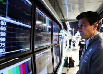 wolff reageert koeltjes op historische ferrari zeg