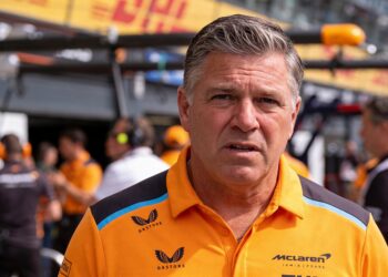 zak brown voert druk op fia op maak teams onafhank
