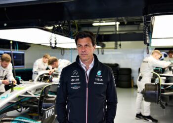 zorgen bij mercedes motorproblemen bedreigen titel